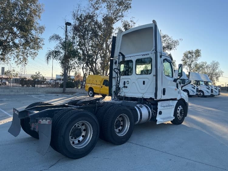 2019 Freightliner Cascadia in Fontana, CA — photo 7