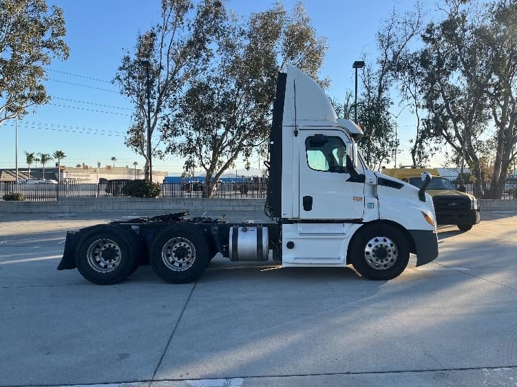 2019 Freightliner Cascadia in Fontana, CA — photo 8