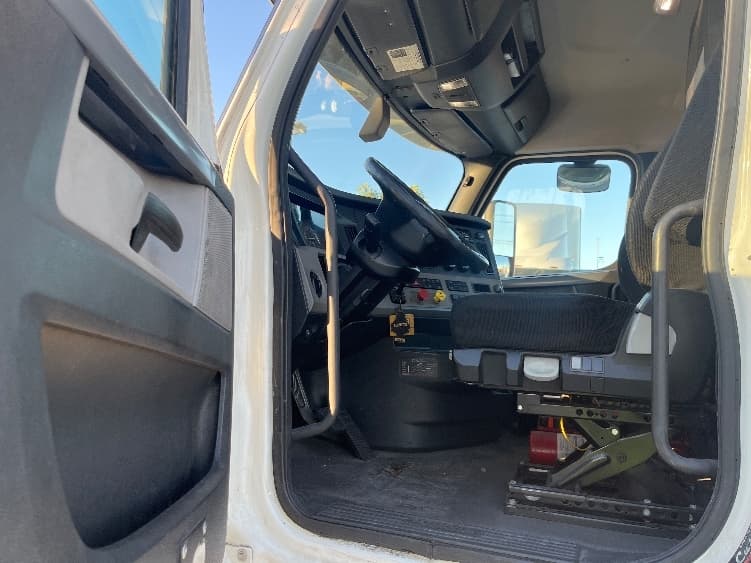 2019 Freightliner Cascadia in Fontana, CA — photo 9