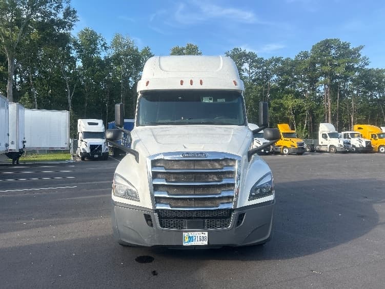 2019 Freightliner Cascadia in Jacksonville, FL — photo 2