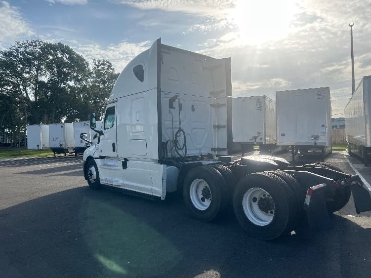 2019 Freightliner Cascadia in Jacksonville, FL — photo 5