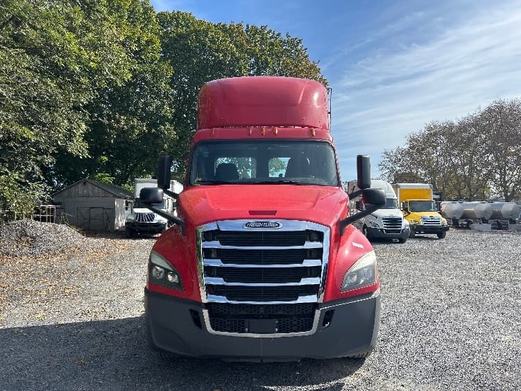 2019 Freightliner Cascadia in Harrisburg, PA — photo 2