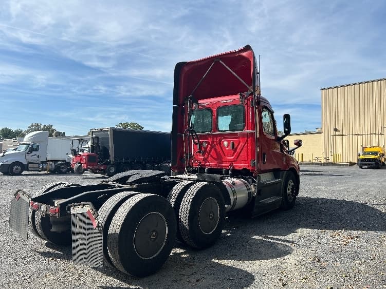 2019 Freightliner Cascadia in Harrisburg, PA — photo 7