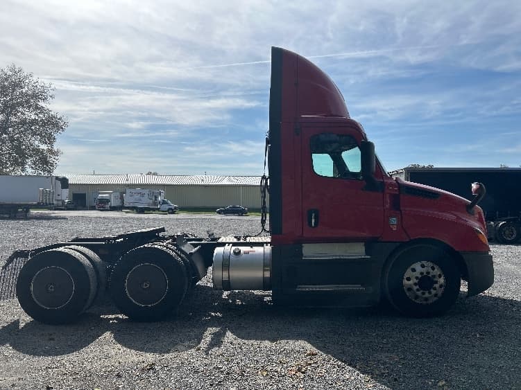 2019 Freightliner Cascadia in Harrisburg, PA — photo 8
