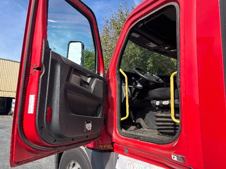 2019 Freightliner Cascadia in Harrisburg, PA — photo 9