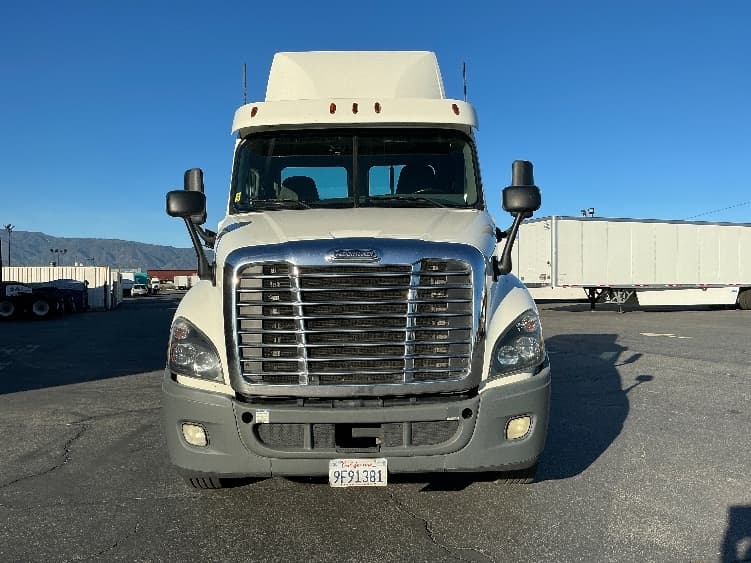 2019 Freightliner Cascadia in Fontana, CA — photo 2