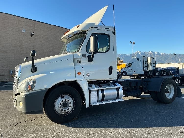 2019 Freightliner Cascadia in Fontana, CA — photo 4