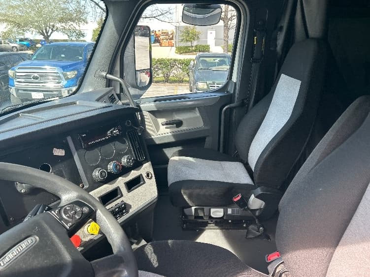 2019 Freightliner Cascadia in Houston, TX — photo 10