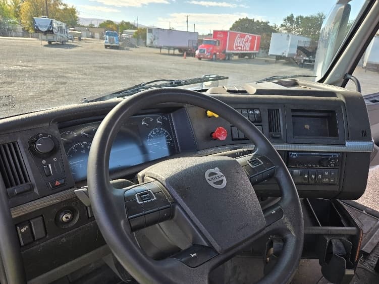 2019 Volvo VNL 300 in Yakima, WA — photo 10