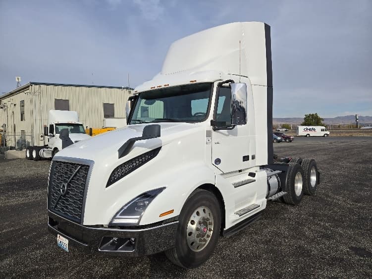 2019 Volvo VNL 300 in Yakima, WA — photo 3
