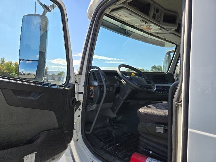2019 Volvo VNL 300 in Yakima, WA — photo 9