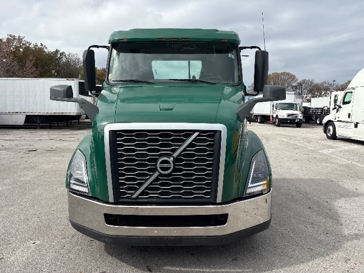 2019 Volvo VNL 300 in Medley, FL — photo 2