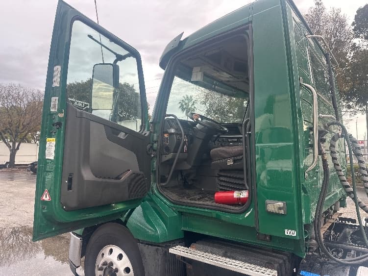 2019 Volvo VNL 300 in Medley, FL — photo 9