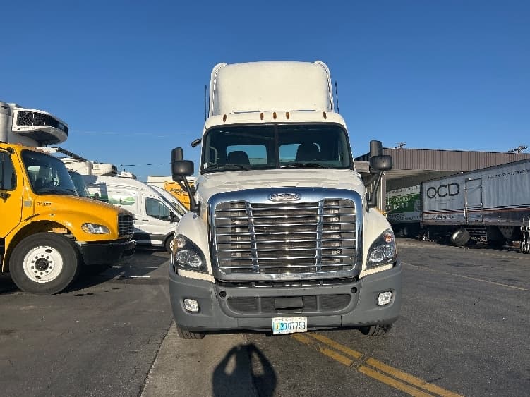 2019 Freightliner Cascadia in Torrance, CA — photo 2