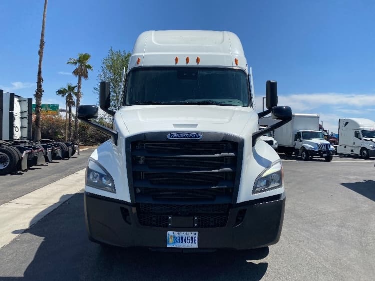 2024 Freightliner Cascadia in Fontana, CA — photo 2