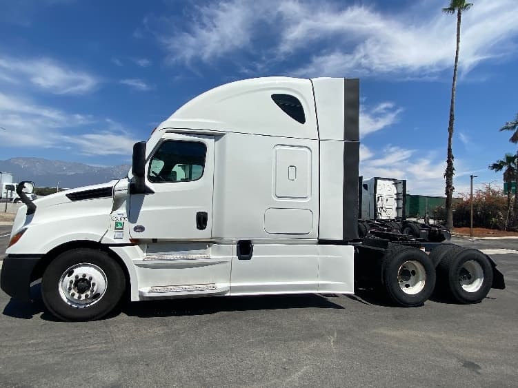 2024 Freightliner Cascadia in Fontana, CA — photo 4
