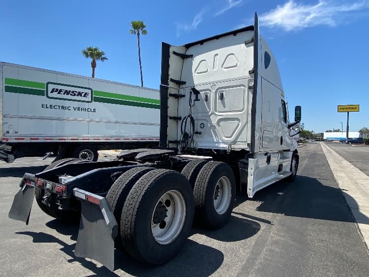 2024 Freightliner Cascadia in Fontana, CA — photo 7