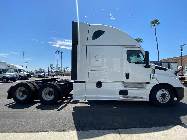 2024 Freightliner Cascadia in Fontana, CA — photo 8