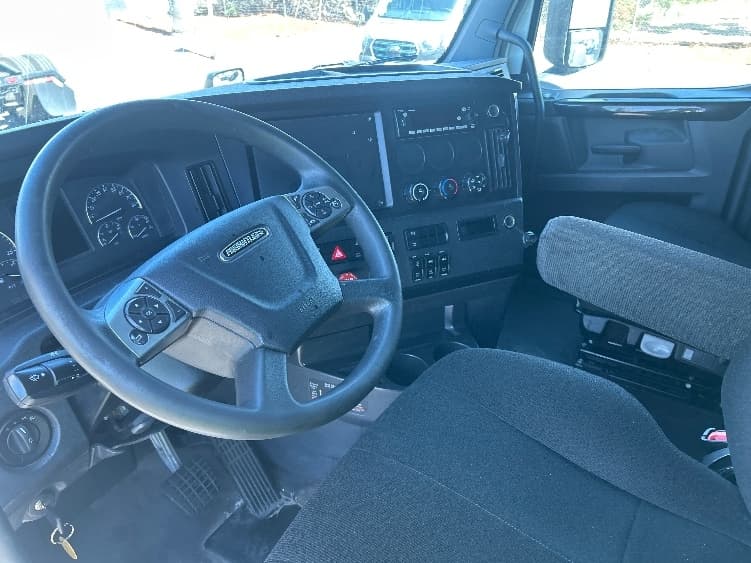 2024 Freightliner Cascadia in Fontana, CA — photo 10