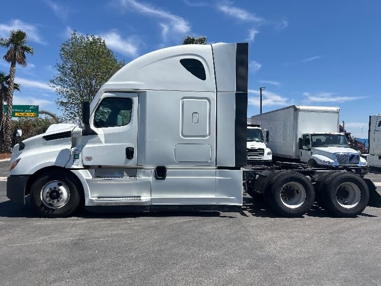 2024 Freightliner Cascadia in Fontana, CA — photo 4