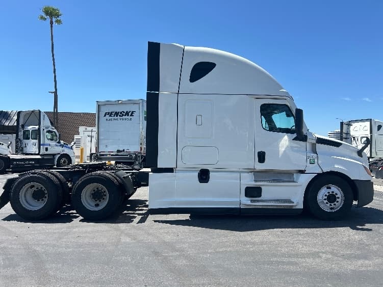 2024 Freightliner Cascadia in Fontana, CA — photo 8