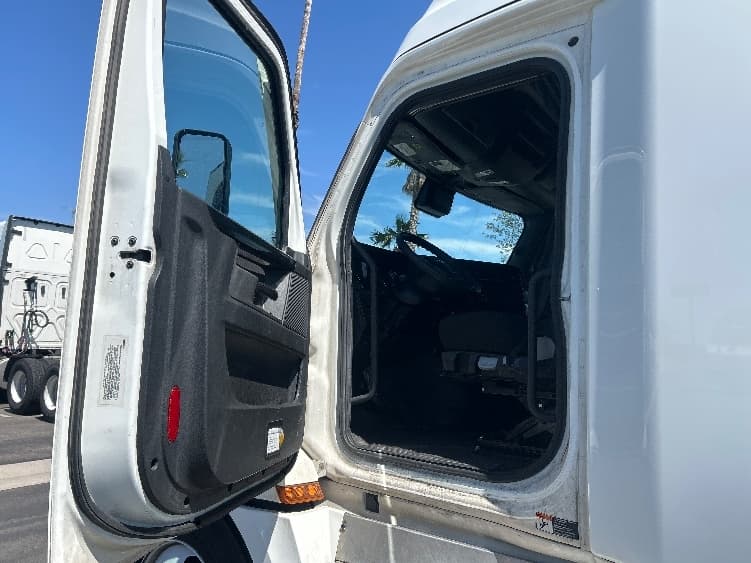 2024 Freightliner Cascadia in Fontana, CA — photo 9