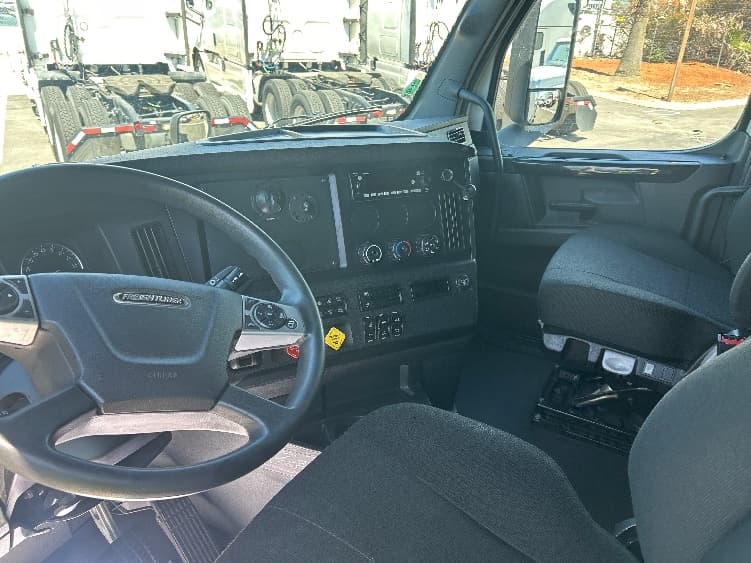 2024 Freightliner Cascadia in Fontana, CA — photo 10