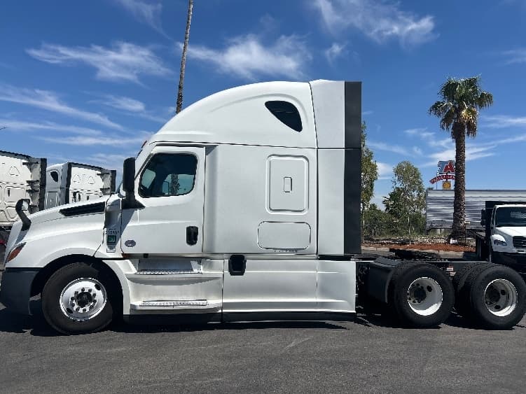 2024 Freightliner Cascadia in Fontana, CA — photo 4