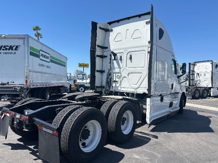 2024 Freightliner Cascadia in Fontana, CA — photo 7