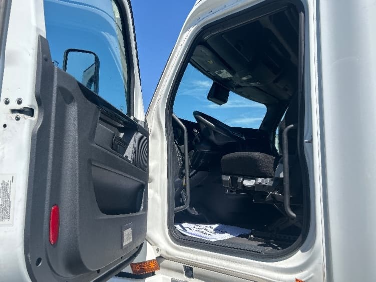 2024 Freightliner Cascadia in Fontana, CA — photo 9