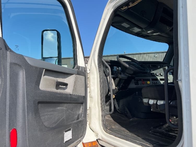 2019 Freightliner Cascadia in Sellersburg, IN — photo 9