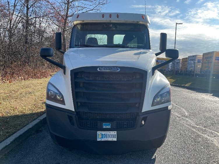 2019 Freightliner Cascadia in Montgomery, NY — photo 2
