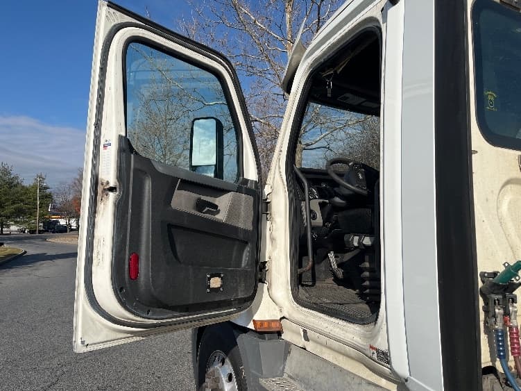 2019 Freightliner Cascadia in Montgomery, NY — photo 9