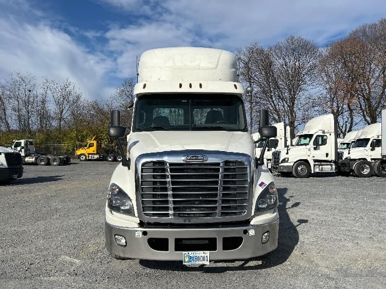 2019 Freightliner Cascadia in Cleona, PA — photo 2