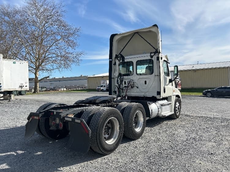 2019 Freightliner Cascadia in Cleona, PA — photo 7