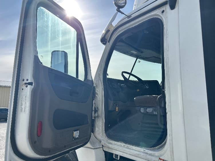 2019 Freightliner Cascadia in Cleona, PA — photo 9