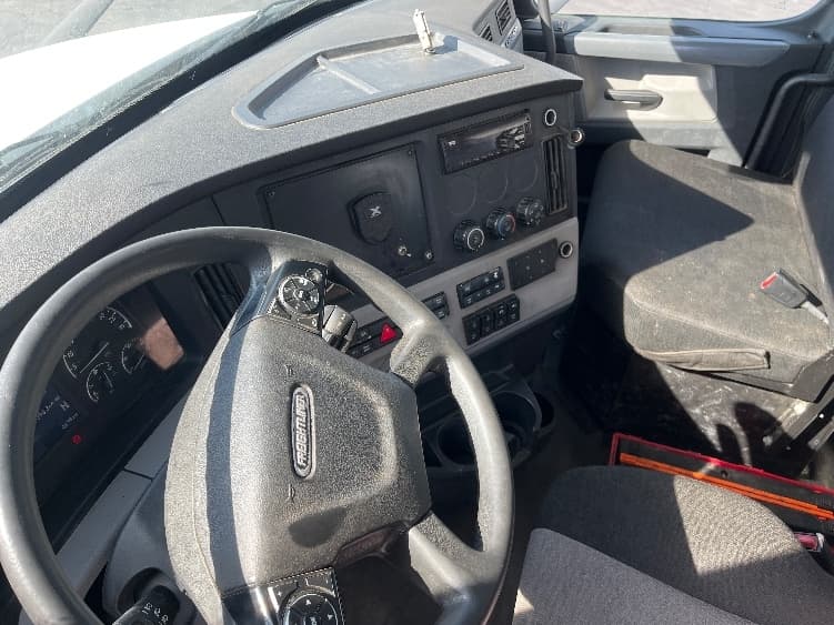 2019 Freightliner Cascadia in Fresno, CA — photo 10