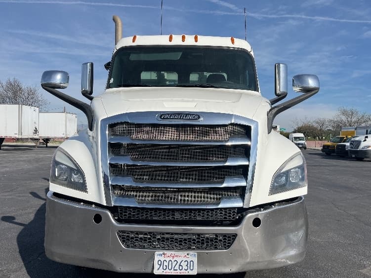 2019 Freightliner Cascadia in Fresno, CA — photo 2