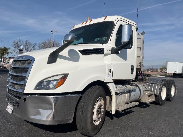 2019 Freightliner Cascadia in Fresno, CA — photo 3