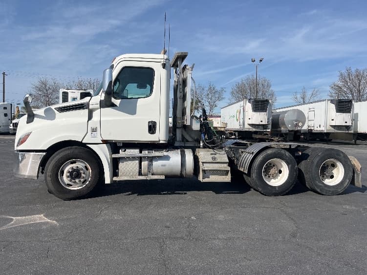 2019 Freightliner Cascadia in Fresno, CA — photo 4