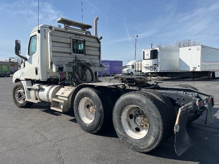 2019 Freightliner Cascadia in Fresno, CA — photo 5