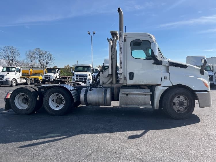 2019 Freightliner Cascadia in Fresno, CA — photo 8