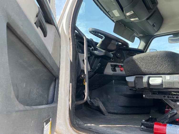 2019 Freightliner Cascadia in Fresno, CA — photo 9