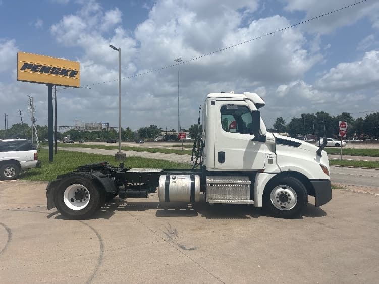 2021 Freightliner Cascadia in Houston, TX — photo 8