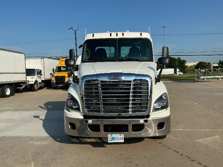 2020 Freightliner Cascadia in Plymouth, MI — photo 2