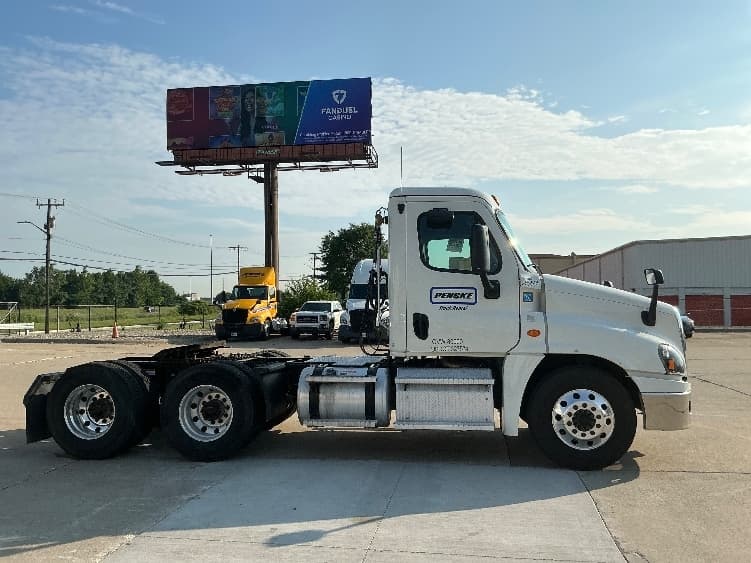 2020 Freightliner Cascadia in Plymouth, MI — photo 8