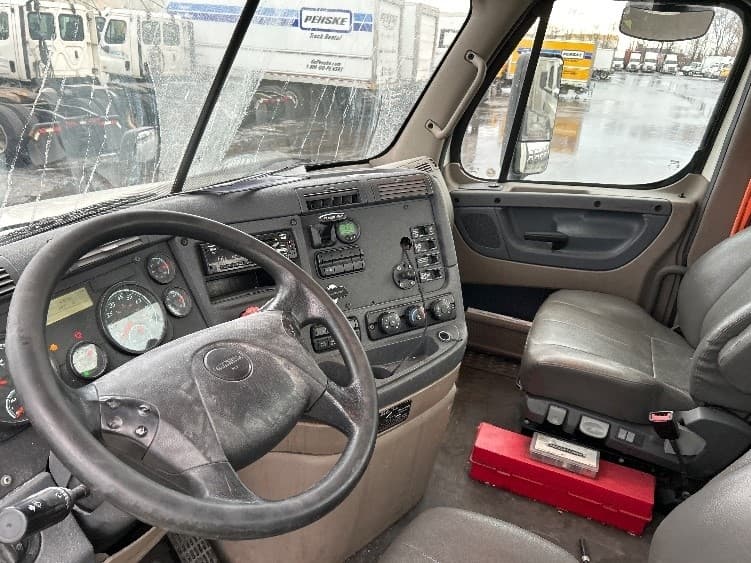 2019 Freightliner Cascadia in La Porte, IN — photo 10