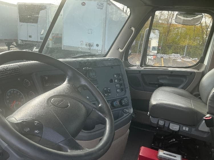 2019 Freightliner Cascadia in La Porte, IN — photo 10