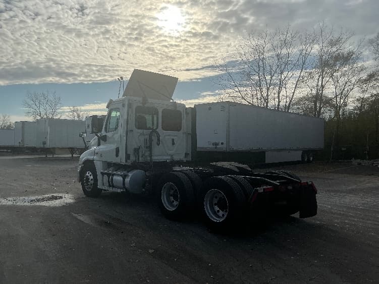 2019 Freightliner Cascadia in La Porte, IN — photo 5