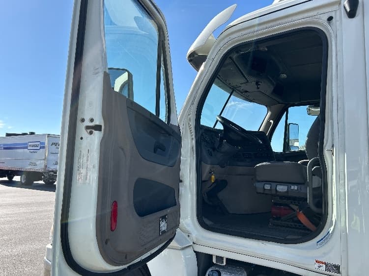2019 Freightliner Cascadia in La Porte, IN — photo 9